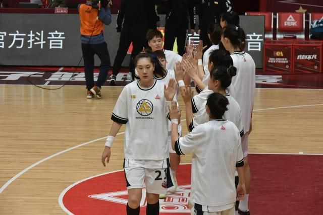 张晋带女儿上街抱一个牵一个 蔡少芬：那我呢？